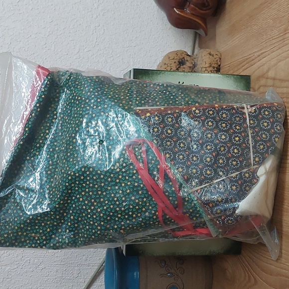Puffy Tree Wall Hanging Decoration Kit Requires Sewing - Picture 2 of 2